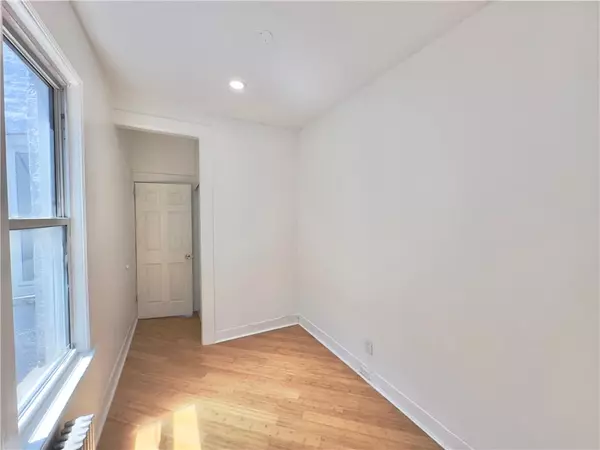 Ridgewood, NY 11385,1708 Linden ST