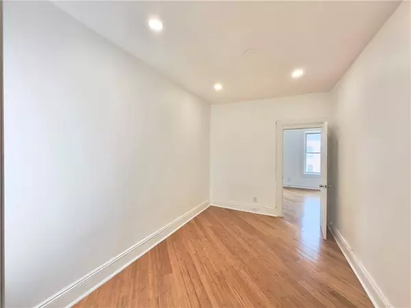 Ridgewood, NY 11385,1708 Linden ST