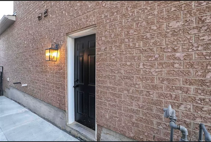 71 Pantomine BLVD #Basement, Brampton, ON L6Y 5N4