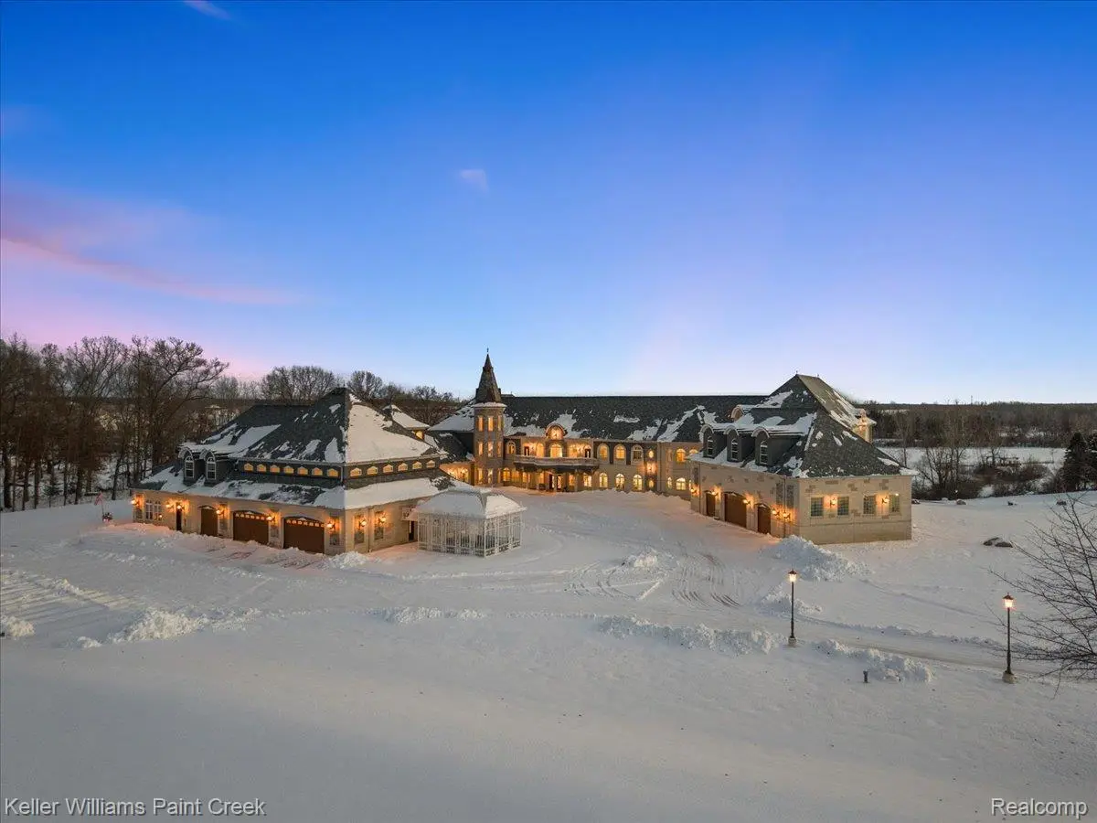 68050 Hillside LN, Washington Township, MI 48095