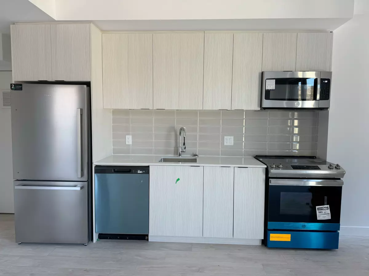 Toronto E06, ON M1N 0B9,176 Clonmore DR #2