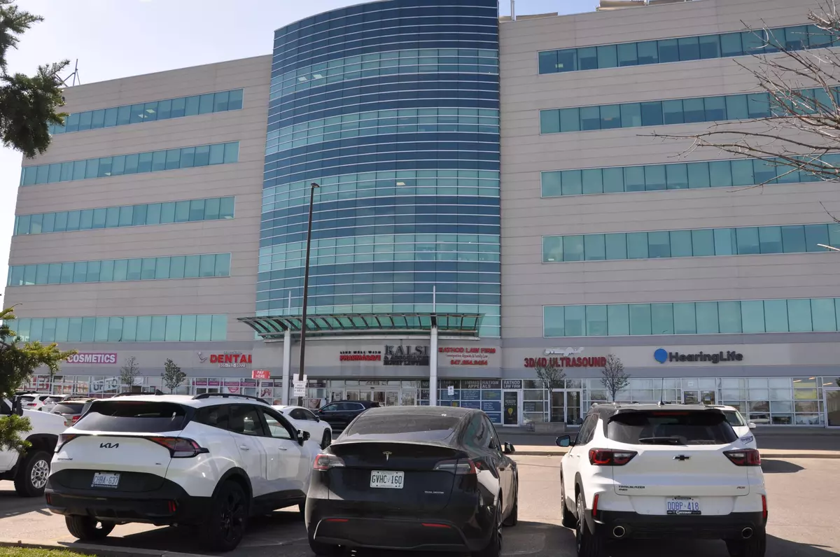 Brampton, ON L6R 3J5,2250 Bovaird DR E #403