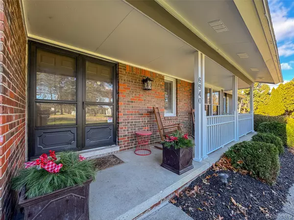 Bloomfield, MI 48301,6940 Wing Lake RD