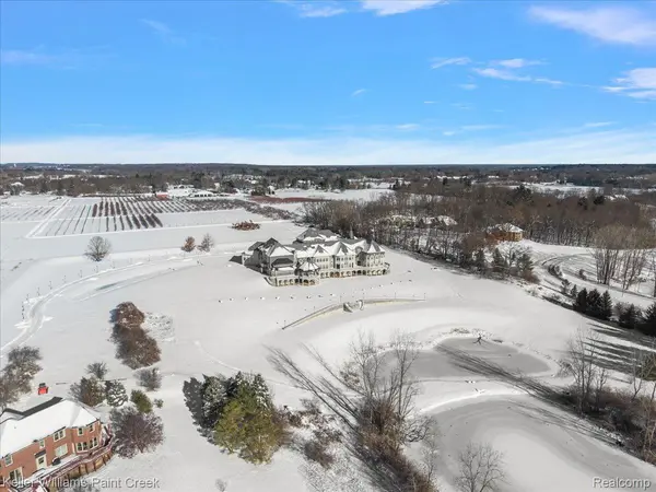 68050 Hillside LN, Washington Township, MI 48095