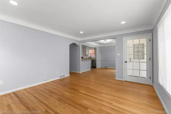 Dearborn Heights, MI 48127,8276 Riverview ST