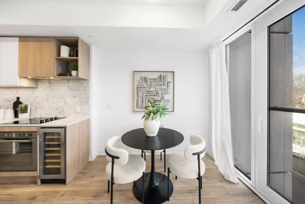 Toronto C03, ON M5P 0A6,2020 Bathurst ST #322