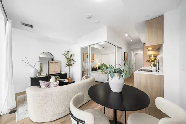 Toronto C03, ON M5P 0A6,2020 Bathurst ST #322