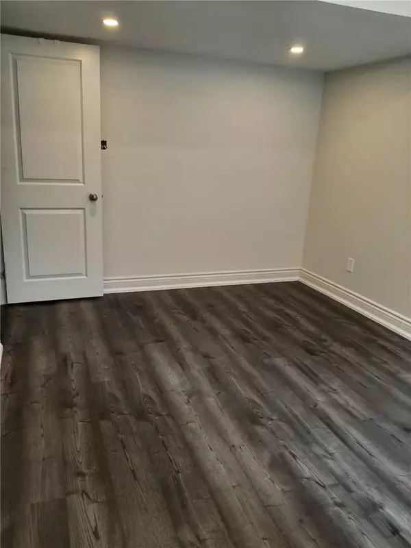 Aurora, ON L4G 3P1,220 Butternut Ridge TRL