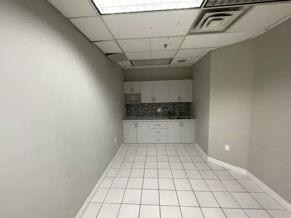 Mississauga, ON L5C 4E6,1170 Burnhamthorpe RD W #24