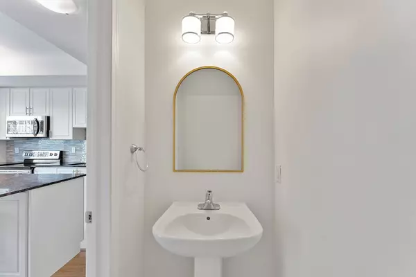 Toronto W08, ON M8Z 3L2,32 Fieldway RD #106