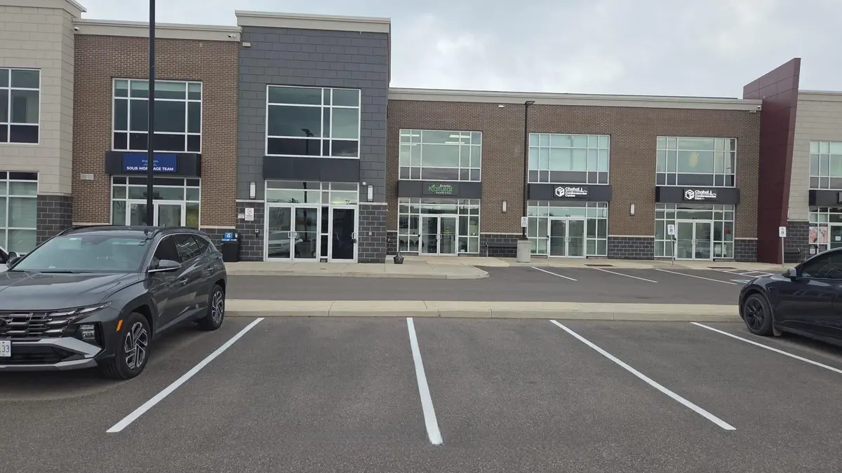 Oakville, ON L6L 0H5,3495 Rebecca ST #214