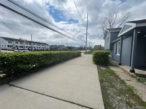 Troy, MI 48085,835 E Long Lake RD