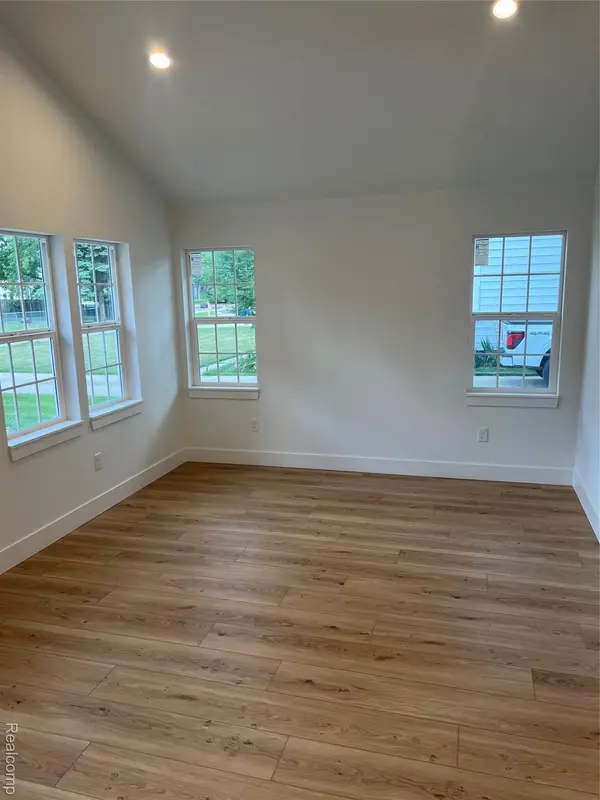 Waterford, MI 48329,4367 Monroe