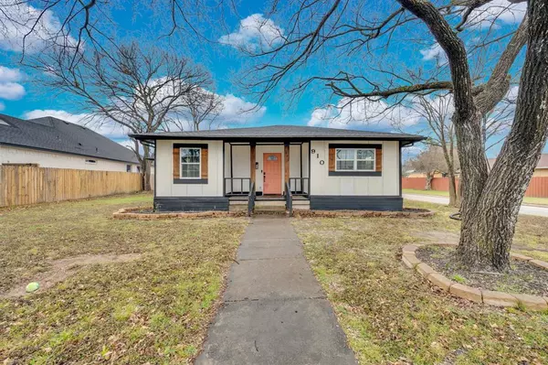 910 S Preston Street, Ennis, TX 75119