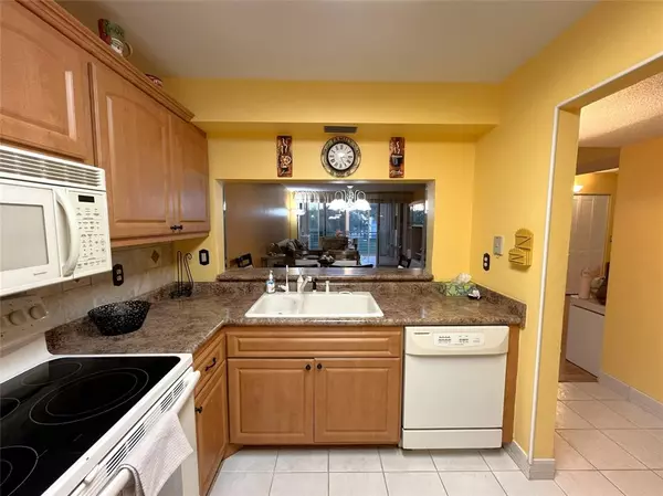 Davie, FL 33324,9501 Seagrape Dr #305