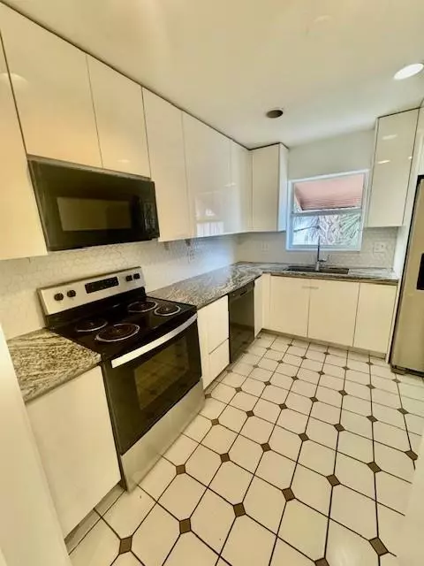 Lantana, FL 33463,1134 Pine tree