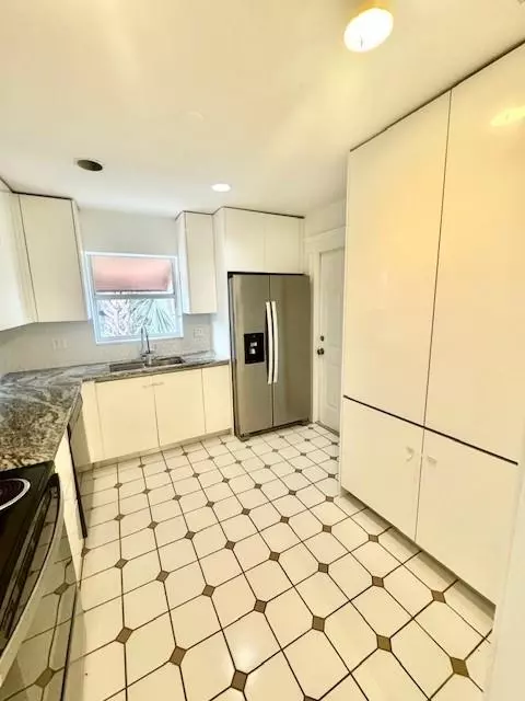 Lantana, FL 33463,1134 Pine tree