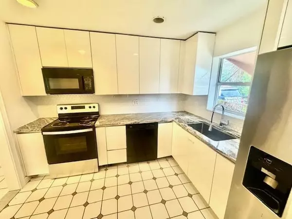 Lantana, FL 33463,1134 Pine tree