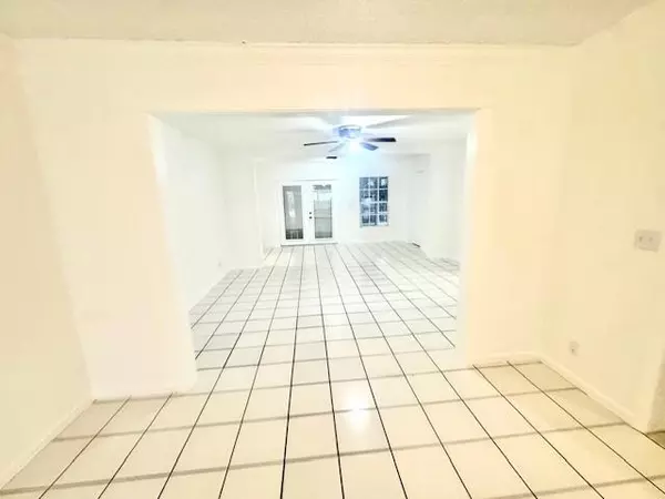 Lantana, FL 33463,1134 Pine tree