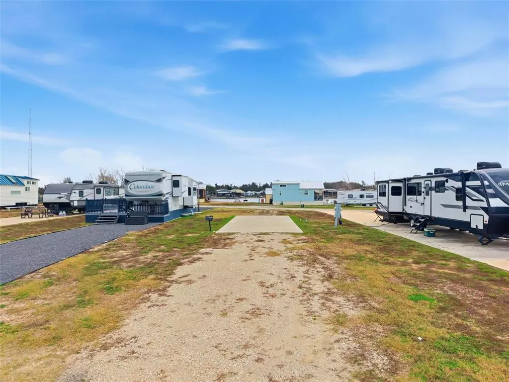 Kerens, TX 75144,6384 Peninsula Road