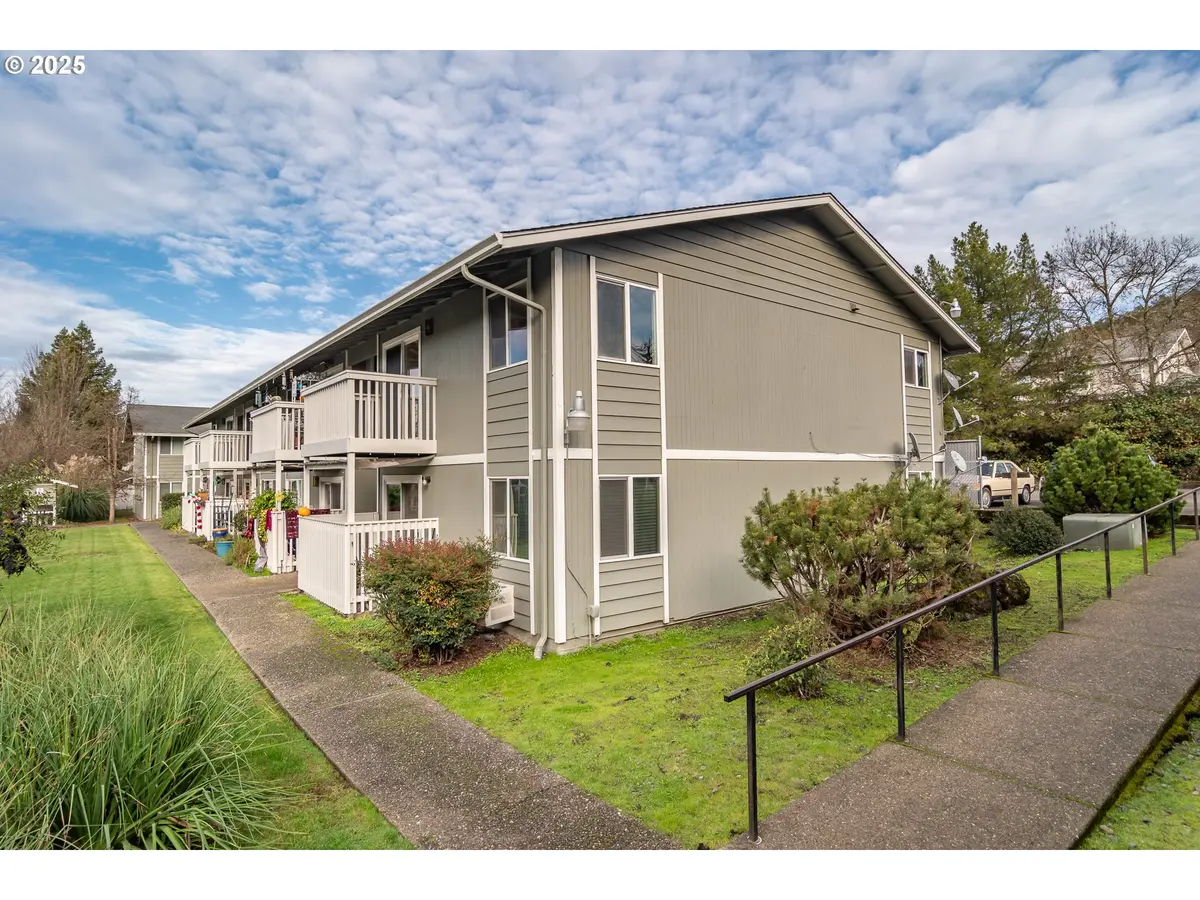 Roseburg, OR 97470,885 NE SUNSET ST #26