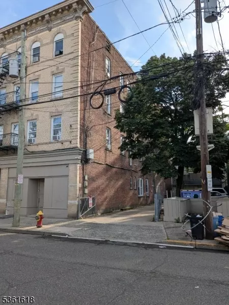 Passaic City, NJ 07055,139 9Th St #3