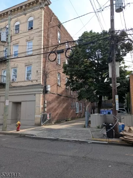 Passaic City, NJ 07055,139 9Th St #3