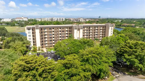 Davie, FL 33328,3300 W Rolling Hills Cir #704