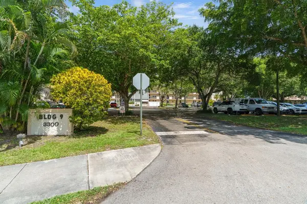 Davie, FL 33328,3300 W Rolling Hills Cir #704