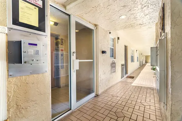 Davie, FL 33328,3300 W Rolling Hills Cir #704