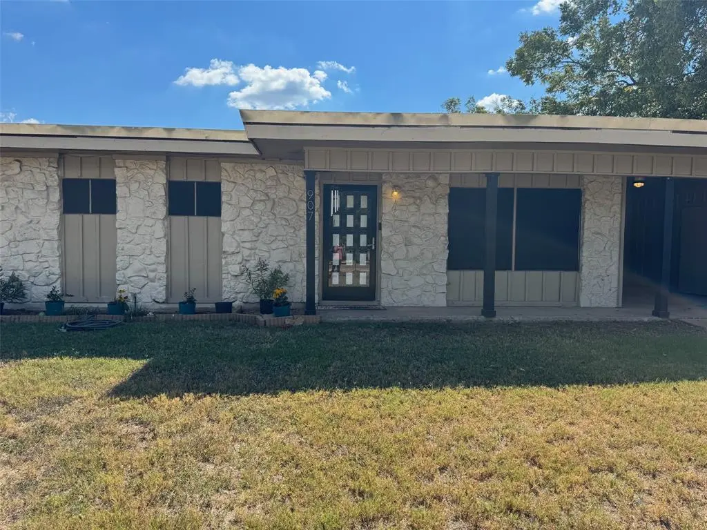 Granbury, TX 76048,907 Elizabeth Boulevard