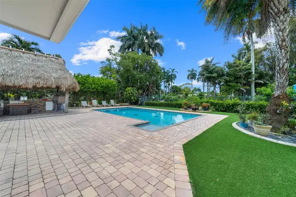 Hollywood, FL 33020,2910 Johnson St