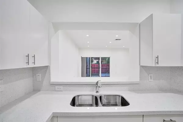 Pembroke Pines, FL 33024,1003 NW 100th Ave