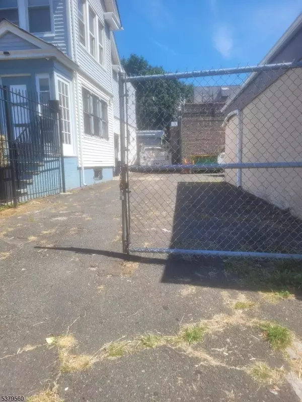 Newark City, NJ 07112,1075 Bergen St