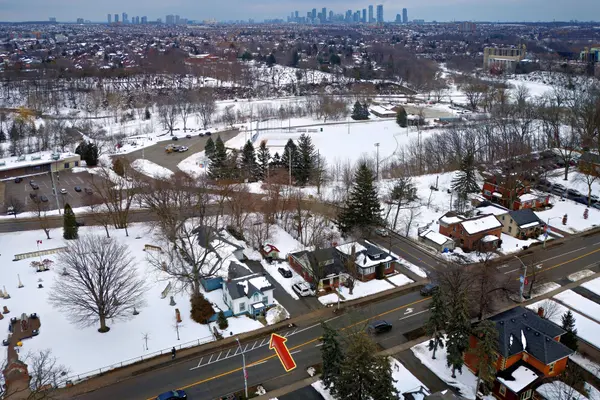 Mississauga, ON L5M 1L9,307 Queen ST S