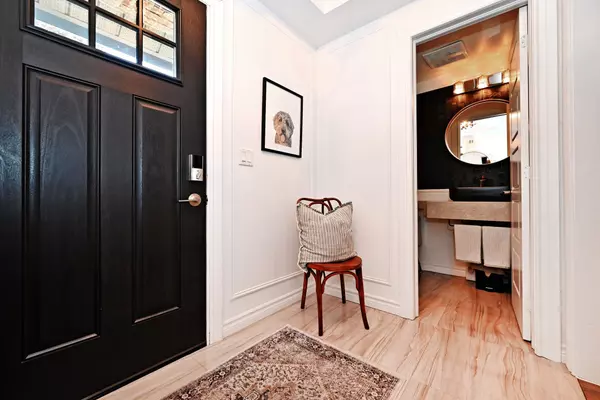 Aurora, ON L4G 1J8,82 Centre ST