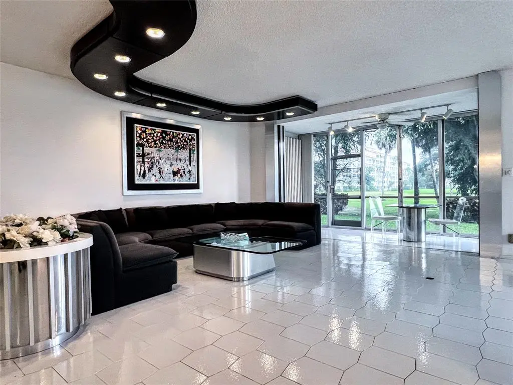 Pompano Beach, FL 33069,800 Cypress Grove Dr #106