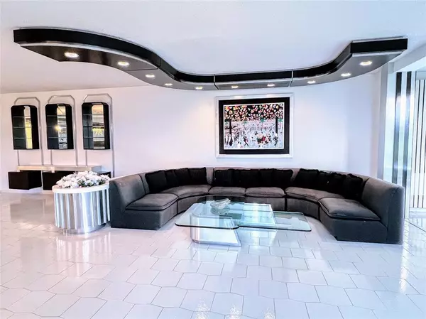 Pompano Beach, FL 33069,800 Cypress Grove Dr #106