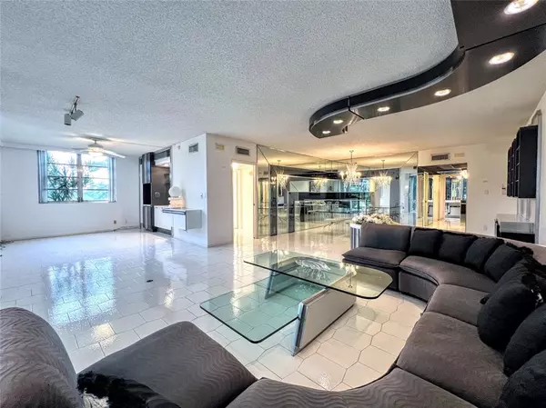 Pompano Beach, FL 33069,800 Cypress Grove Dr #106