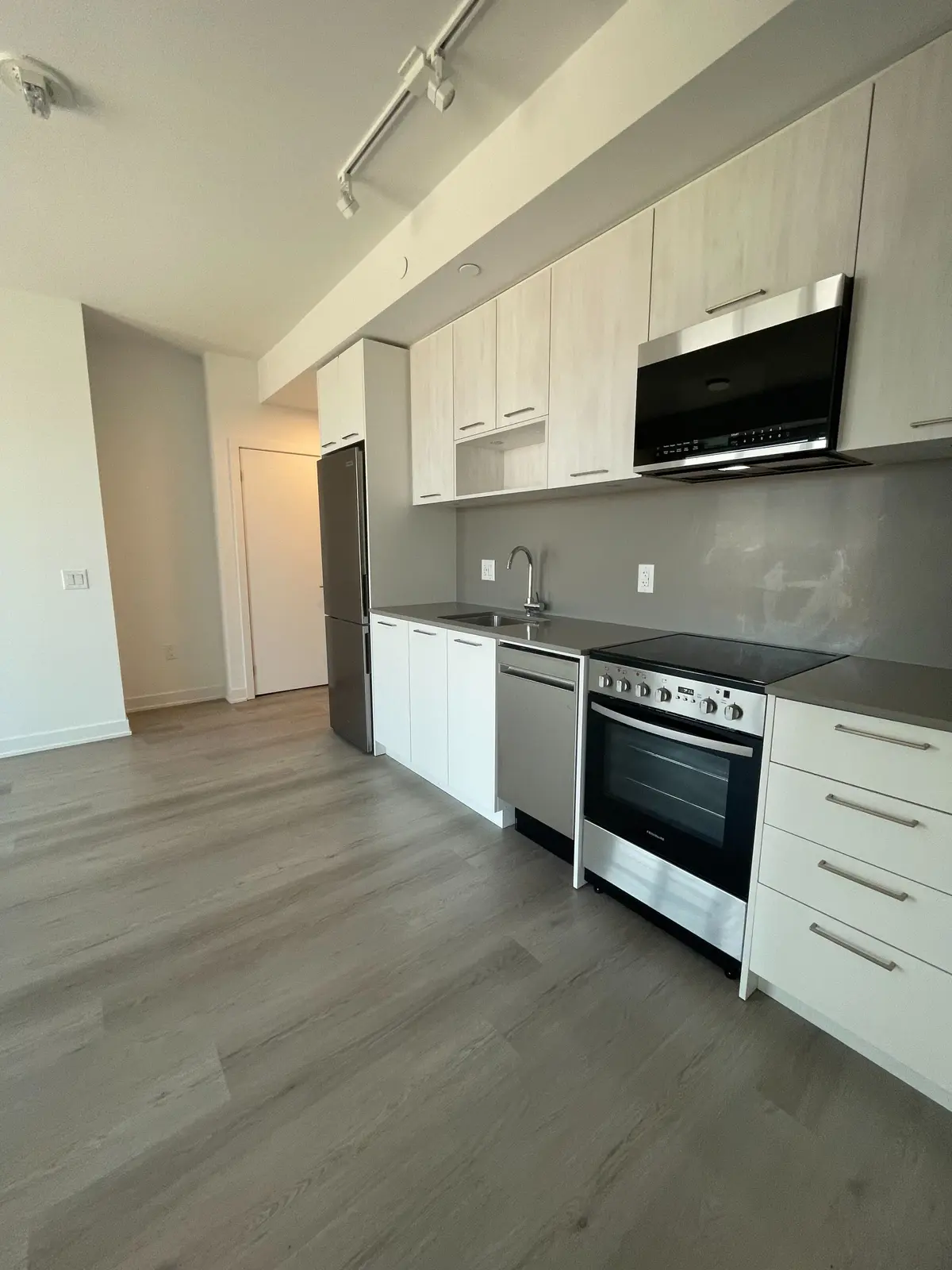 Brampton, ON L7A 5L5,40 Lagerfeld DR #1701