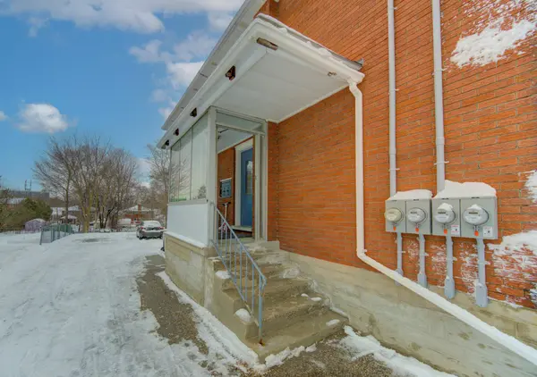 196 Allen ST E, Waterloo, ON N2J 1K1