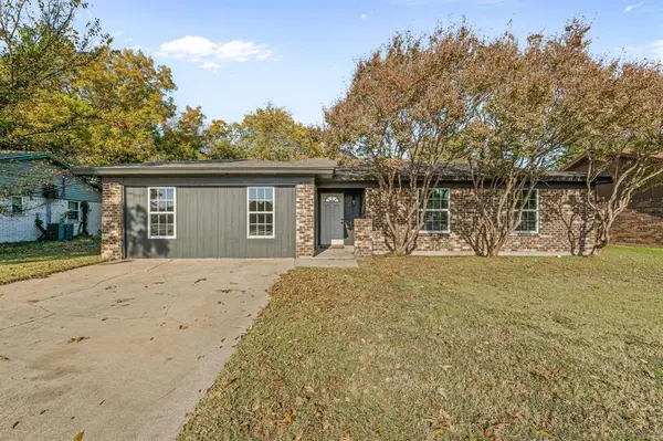 660 Pleasant Manor Avenue, Burleson, TX 76028