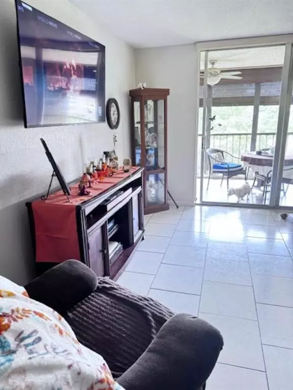 Margate, FL 33063,7320 Lake Circle Dr #407