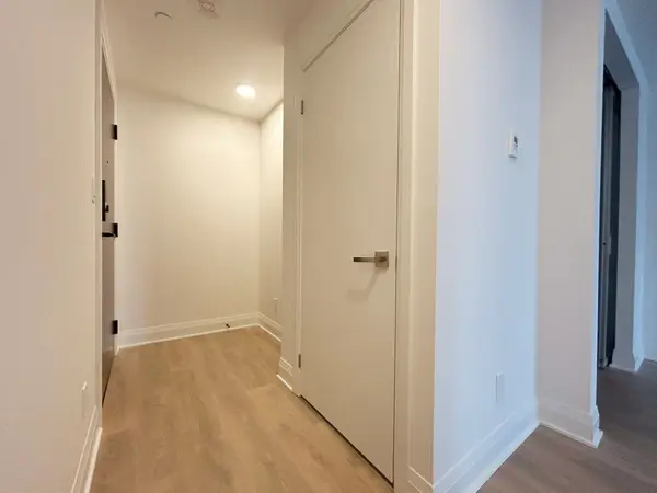 2 Erskine RD #1401, Mississauga, ON L5B 0S1