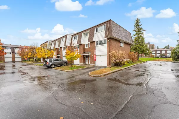 Blackburn Hamlet, ON K1B 4N6,2296 Orient Park DR #32