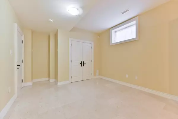 Toronto C12, ON M2P 1P7,50 Old Yonge ST W #3