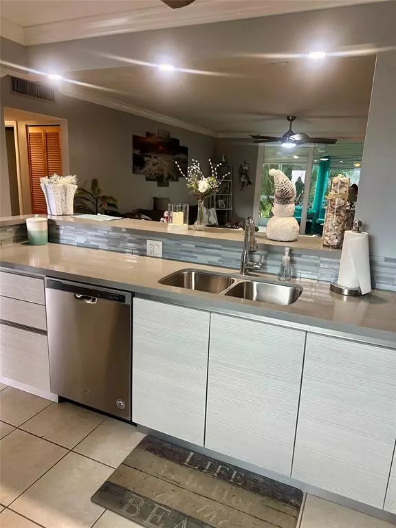 Dania Beach, FL 33004,325 SE 11th Ter #107