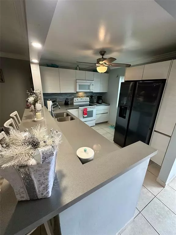 Dania Beach, FL 33004,325 SE 11th Ter #107