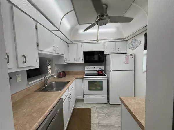 3431 NW 50th Ave #304, Lauderdale Lakes, FL 33319