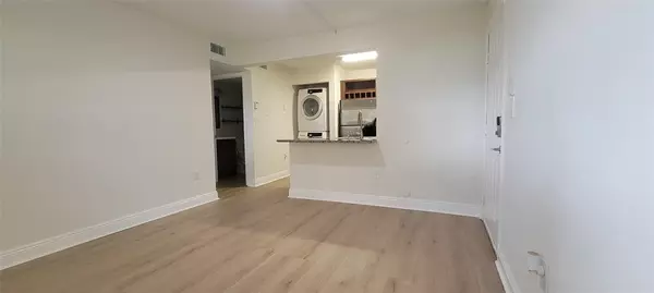 Pembroke Pines, FL 33025,350 Palm Cir #104